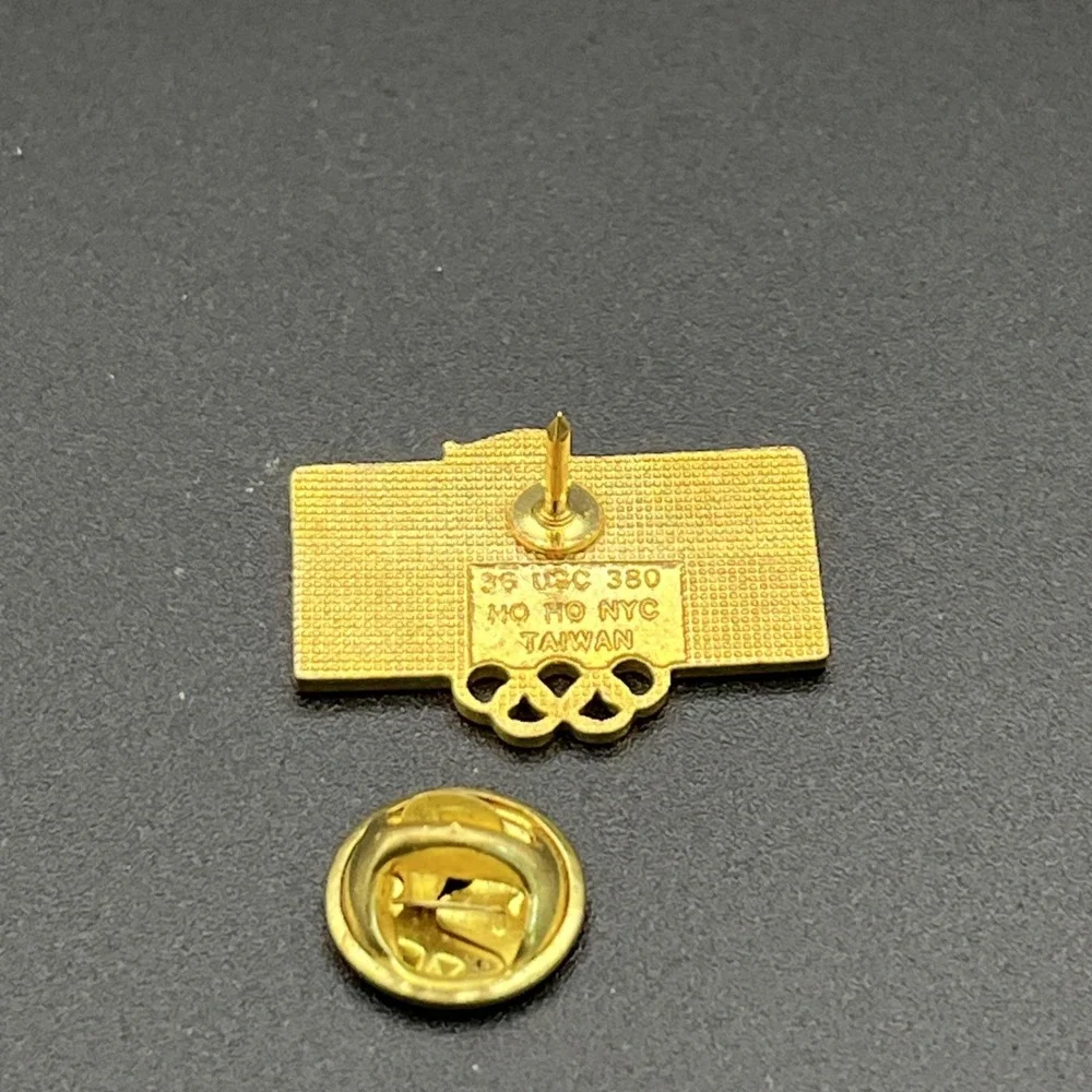 Vintage 1992 Barcelona Summer Olympics Clairol Team USA Sponsor Lapel Hat Pin‎